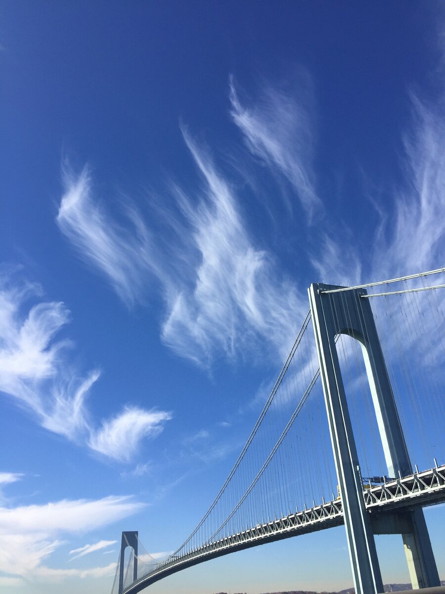 Мост Verrazano соединяет район Бруклин и район Статен-Айленд.