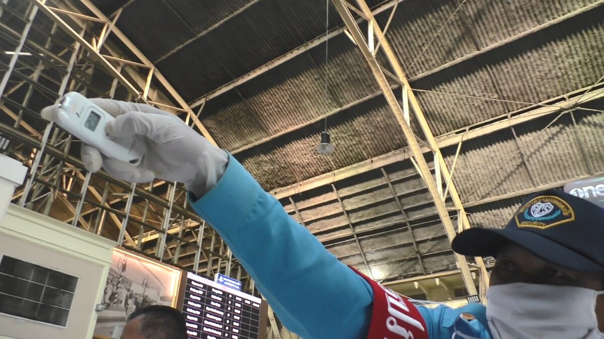 Измерение температуры на железнодорожном вокзале г. Бангкока