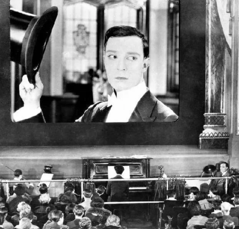 Тапёр озвучивает немой фильм.