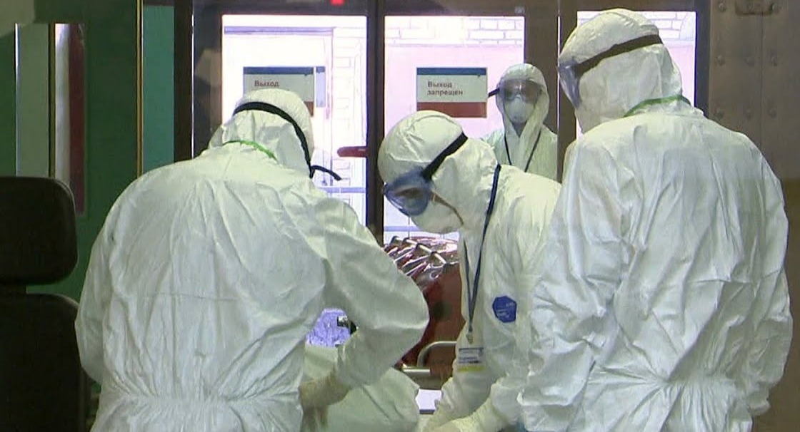 Врачи в костюмах индивидуальной защиты