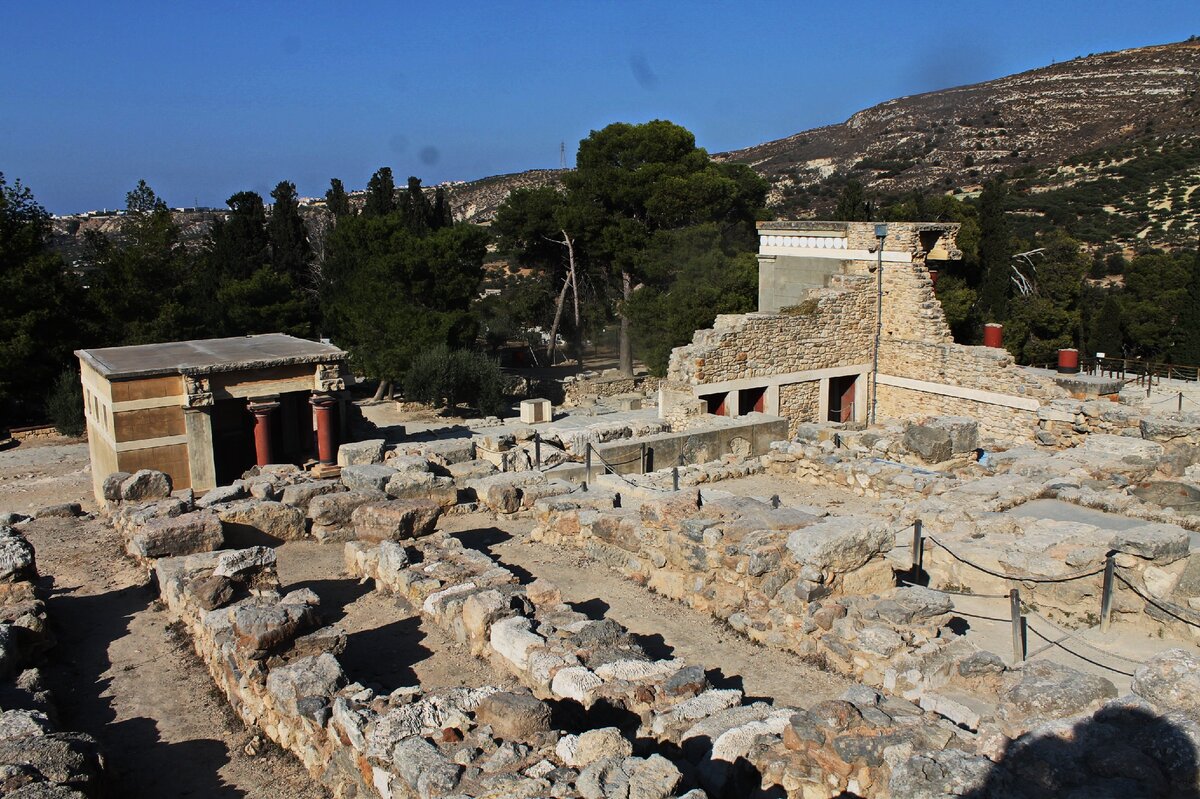 Лабиринт минотавра крит. Остров крит лабиринт минотавра. Миносский дворец на крите лабиринт. Создал лабиринт на крите. Остров крит кносский дворец минотавра.