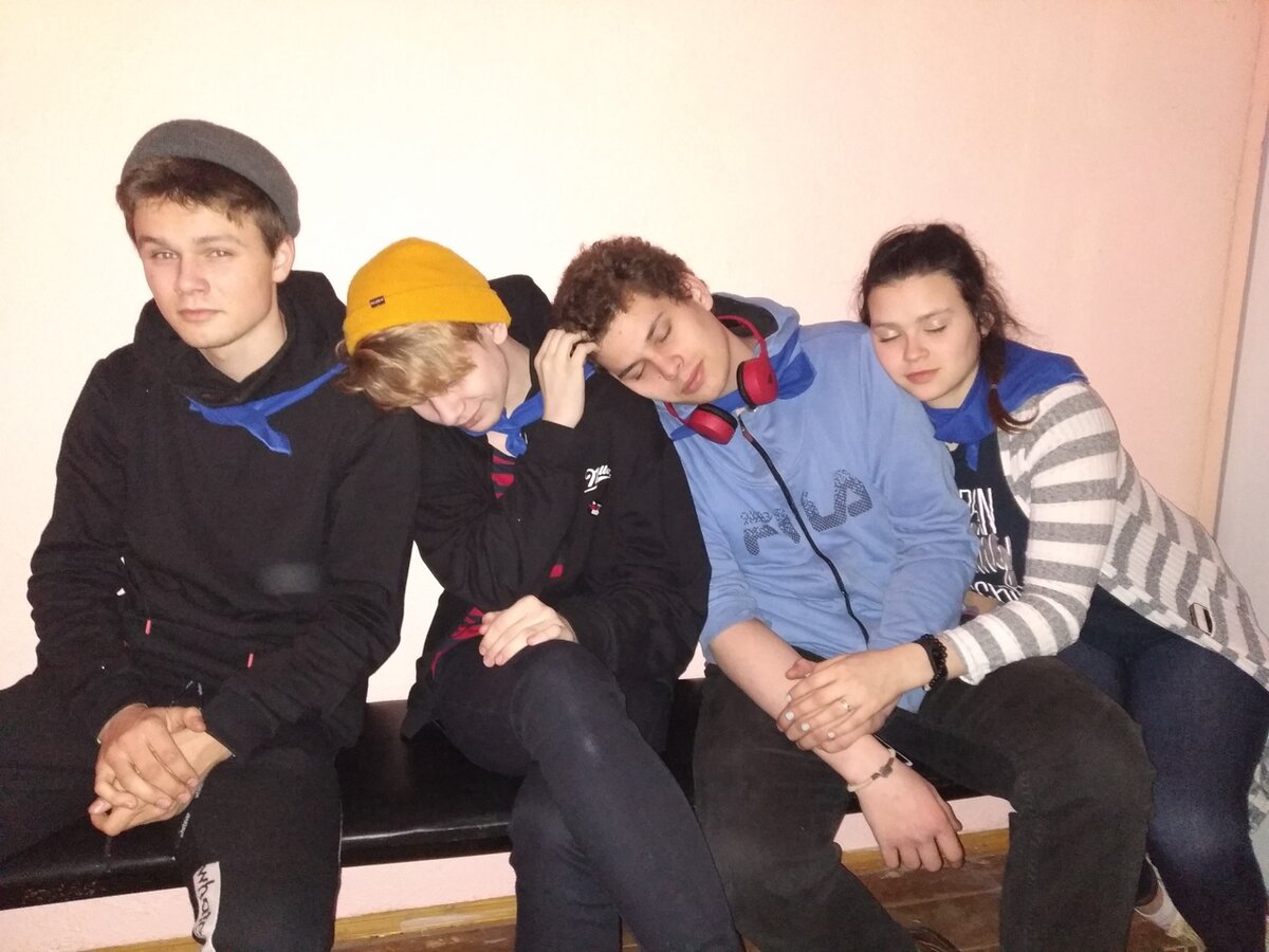 Уставшие волонтеры, после рабочего дня.