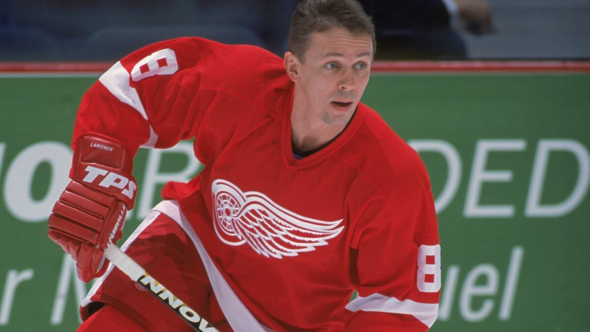 Хоккеиста прозвали "профессором" за его игровую грамотность и стратегическое мышление на поле. К тому же, Ларионов носил очки с круглыми стеклами – такой вот стереотип.