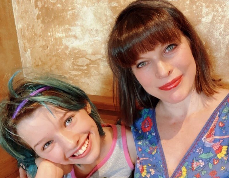 Милла Йовович с дочкой. Фото из открытого источника Яндекс