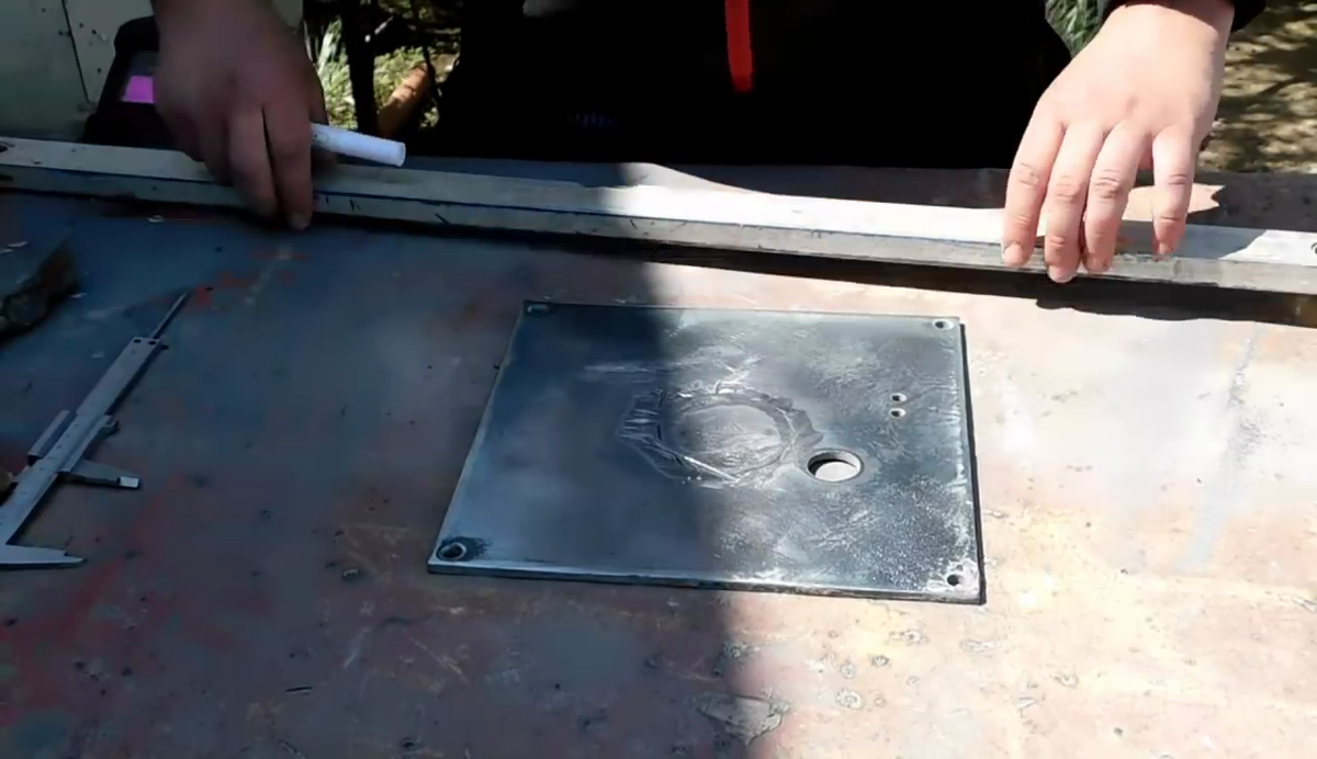 Всем привет!  Сегодня я поделюсь с вами полезной и актуальной самоделкой для сада и дачи. Для ее изготовления нам понадобится стальная пластина, с которой счистили старую краску болгаркой.