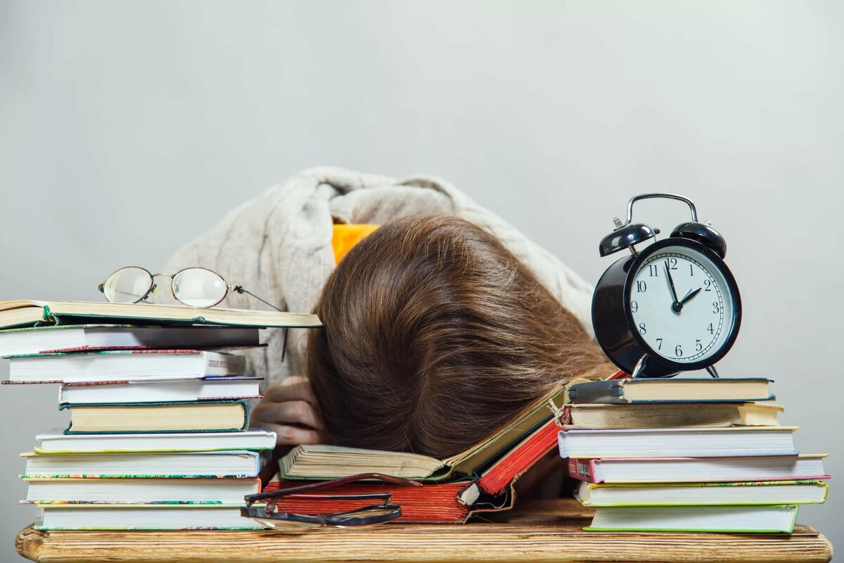 Делать работы студентам. Усталость от учебы. Подготовка к экзаменам. Уставший студент. Девушка готовится к экзаменам.