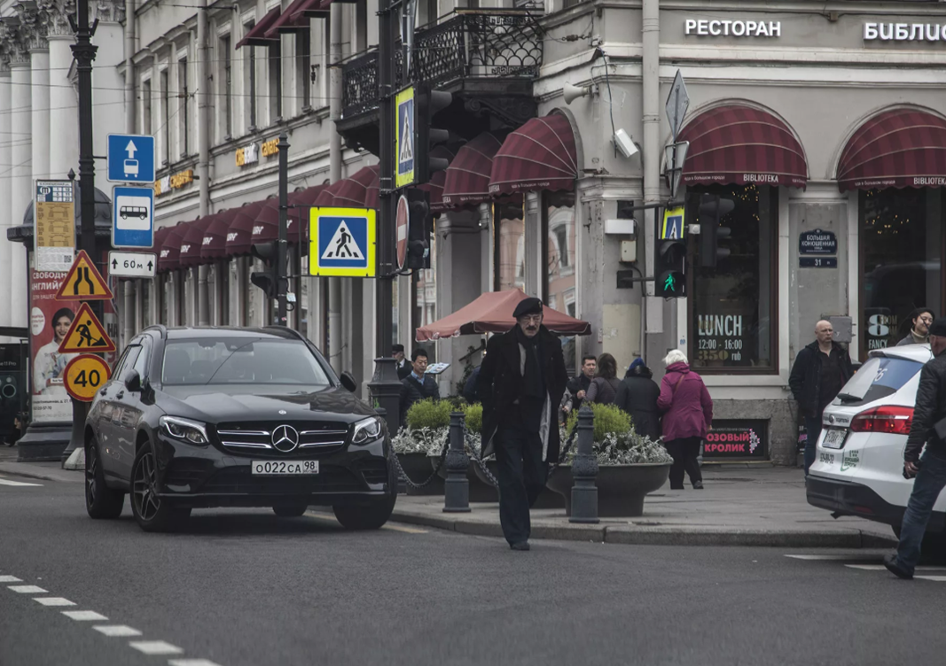 Боярский оставил машину на Невском на встречке и пошел по делам. Это не проблема конкретного хама, а оценка работы ГИБДД в СПб. Ну да ладно - песню Кваша написал все равно хорошую.