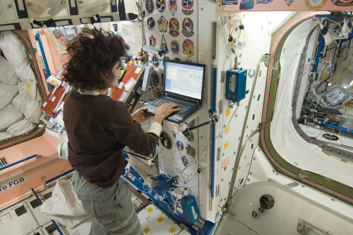 Работа на мкс. Вкд мкс. Почему не работает космос. Российская космонавтика. Кристина кук и джессика меир в космосе.