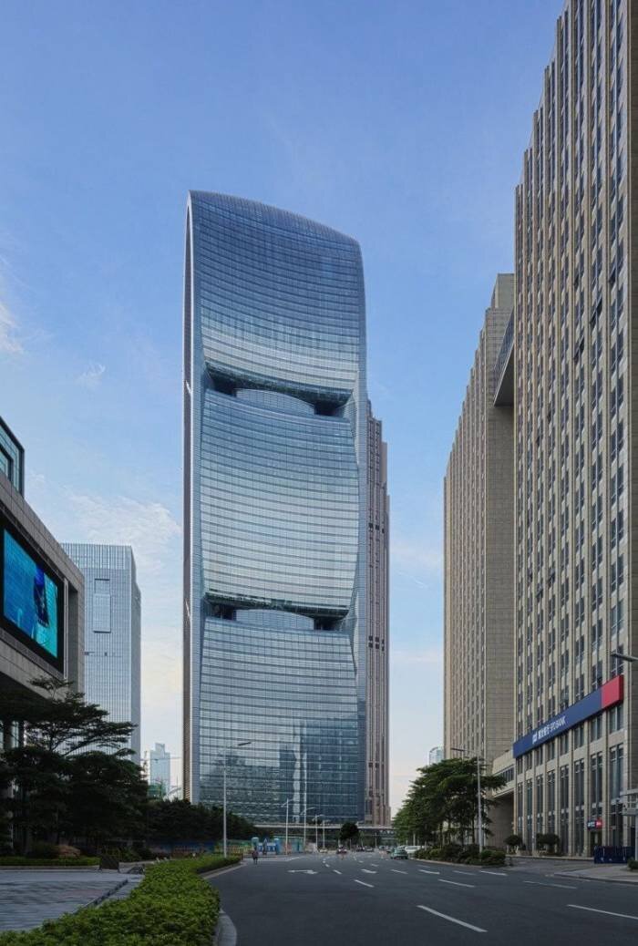 Основной канал: https://t.me/citysight
Штаб-квартира китайской национальной табачной компании (CNTC), не блещет внешним дизайном, но такая форма неспроста! Это попытка создать здание нулевой энергии, то есть не потребляющим электроэнергию из внешней сети. Плавный волнообразный фасад небоскреба направляет воздушный поток в ниши на технических этажах, внутри которых установлены турбины (4 турбины на 2-х тех. этажах). Воздух проходит сквозь здание и вращает лопатки турбины. Скорость ветра в городе невелика ~4 м/c, но за счет разности давлений на наветренном южном и заветренном северном фасадах скорость ветра в отверстиях увеличивается до 8 м/c💨. Часть потока направляется в систему вентиляции здания.
Кроме ветрогенерации на фасадах установлены солнечные панели, общая мощность которых даже выше, чем у ветряков. Излишки электричества запасаются в аккумуляторных батареях🔋 и могут продаваться в городскую сеть. Форма, угол и направление башни оптимизированы для максимального захвата воздушных потоков и солнечных лучей.

Серьезно подошли и к вопросу экономии энергии. Двойное и тройное остекление с вентиляцией между стекол сильно снижает нагрев здания и затраты на кондиционирование, «умные» жалюзи открываются и закрываются в зависимости от погоды, а на крыше располагаются резервуары для дождевых осадков с системой очистки и рециркуляции воды.
Наибольшую экономию обеспечило использование охлаждающих потолочных панелей для кондиционирования, когда нет необходимости подавать в помещение большое количество охлажденного воздуха, а лишь сколько требуется для обеспечения качества воздушной среды.

К сожалению, башня так и не смогла на 100% обеспечить себя энергией, но смогла подняться на недосягаемый до этого уровень 60%. Это уже прорыв!👍😎
Как вы уже поняли, у башни тоже платиновый сертификат LEED и оно борется с #20 за звание самого экологичного небоскреба. Пожалуй за турбины надо отдать ему первое место🙂