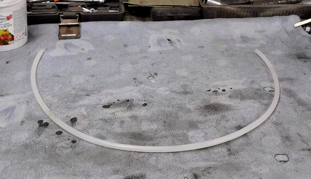 Всем привет! Сегодня я покажу Вам как легко и просто из обычной автомобильной щетки (которой мы счищаем снег) можно сделать специальную щетку для мойки автомобиля, которой мыть быстро и просто. Для изготовления этой самоделки нам понадобятся автомобильная щетка и пластиковая трубка диаметром на 8 мм.