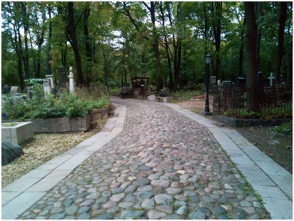 Центральная аллея Смоленского Лютеранского кладбища (осень 2019)