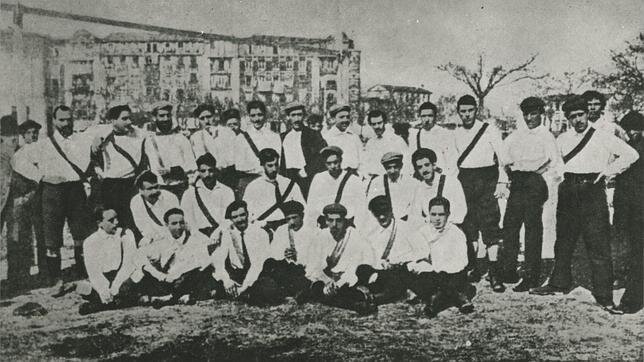 Истоки История создания клуба Реал Мадрид «Реал Мадрид» - самый титулованный клуб в истории футбола был создан в 1902 году.