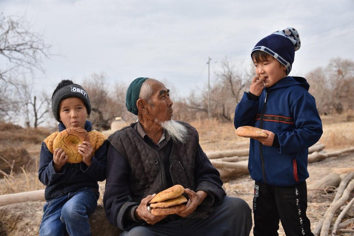 Photo translate uzbek. Узбеки славятся. Узбечка с лепешкой. Народ Узбекистана с лепешкой. Дедушка с лепешками.