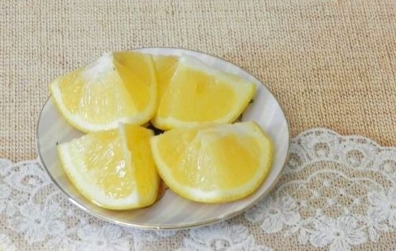 Дольки лимона