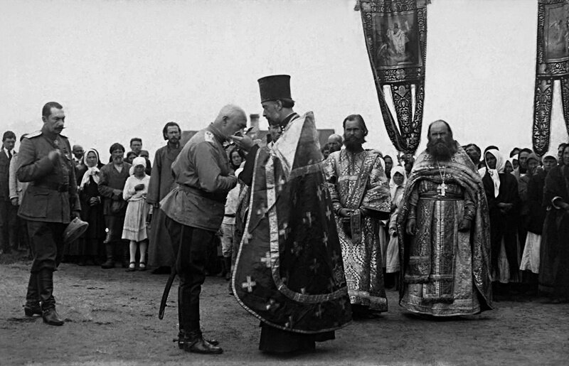 Главнокомандующий ВСЮР А. И. Деникин и атаман войска Донского А. П. Богаевский на молебне, лето 1919 года. 