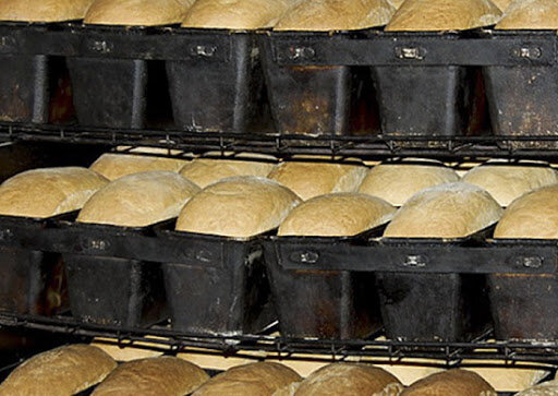 Бабушка пекла много хлеба