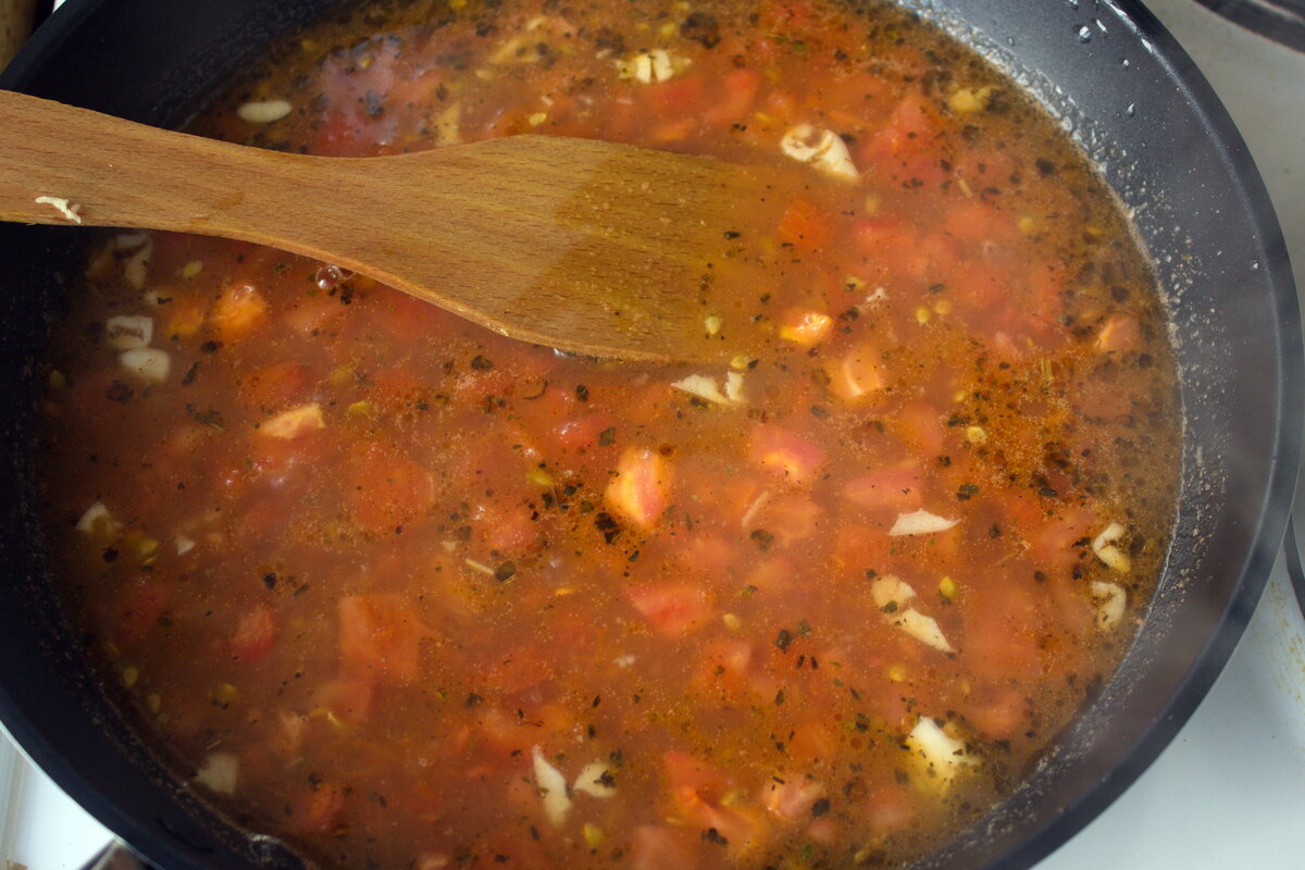 Суп в сковороде: Из яиц и помидоров