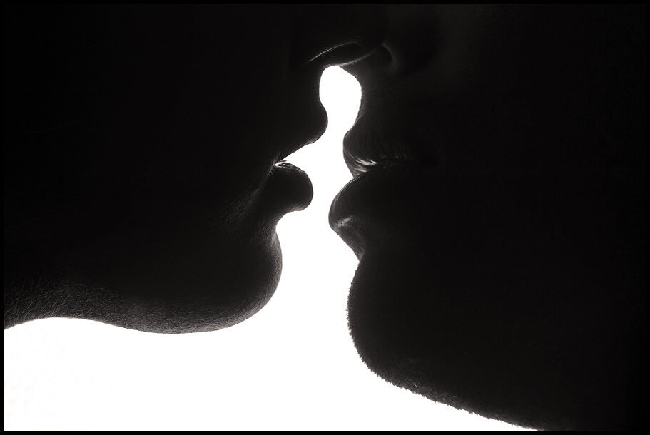 Sensual kissing. Поцелуй. Два силуэта. Поцелуй черно белое. Картинки поцелуя в губы.