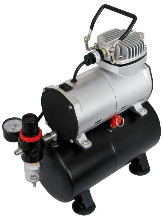 Емкость ресивера - 3 л Производительность - 23 л/мин
Мощность - 150 Вт
Уровень шума - 42 дБ
Соединительная резьба - 1/8 дюйма.
 
На выходе стоит фильтр-регулятор, который регулирует давление воздуха
и очищает его от влаги и пыли.
Диапазон регулировок - от 0 до 4 атм.
Также есть предохранительный клапан и защита от перегрева.