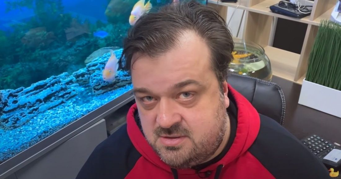 Блогер и бывший футбольный комментатор Василий Уткин раскритиковал решение «Крыльев Советов» оштрафовать голкипера команды Евгения Фролова за критику в адрес правительства РФ. 