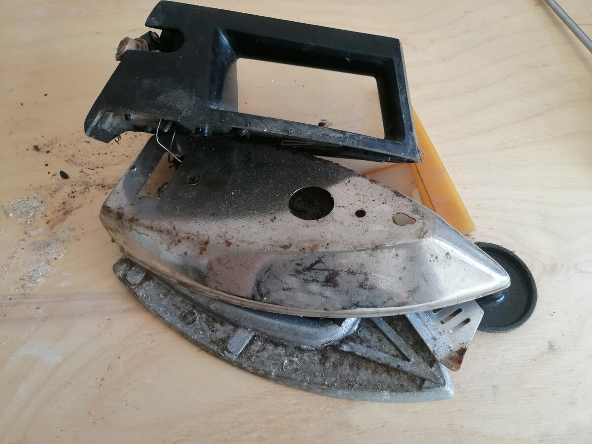 Специально для улучшения качества картинки подложилположил фанеру... А тут такое количество мусора... 