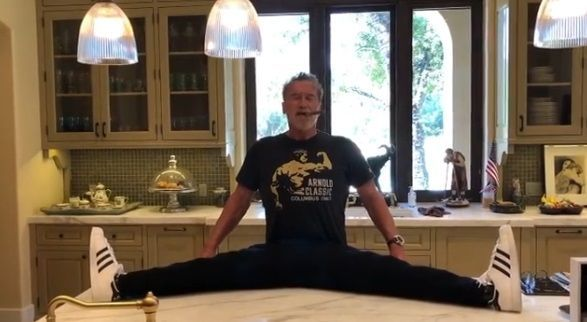 72-летний Шварценеггер с сигарой во рту садится на канат.