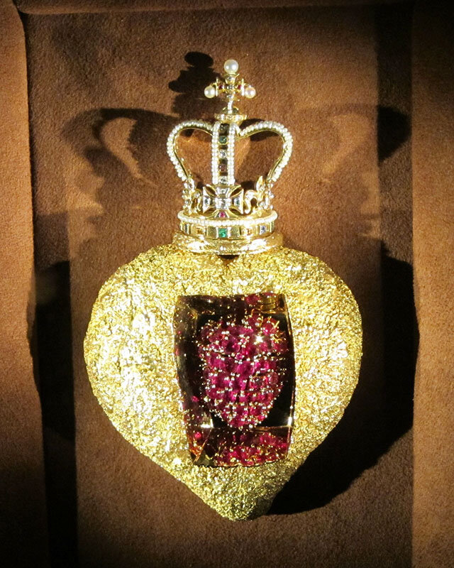 Украшение Сальвадора Дали. Источник: wikipedia.org