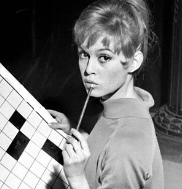 Брижит Бардо разгадывает кроссворды. Не знаю, правда, на каком языке.