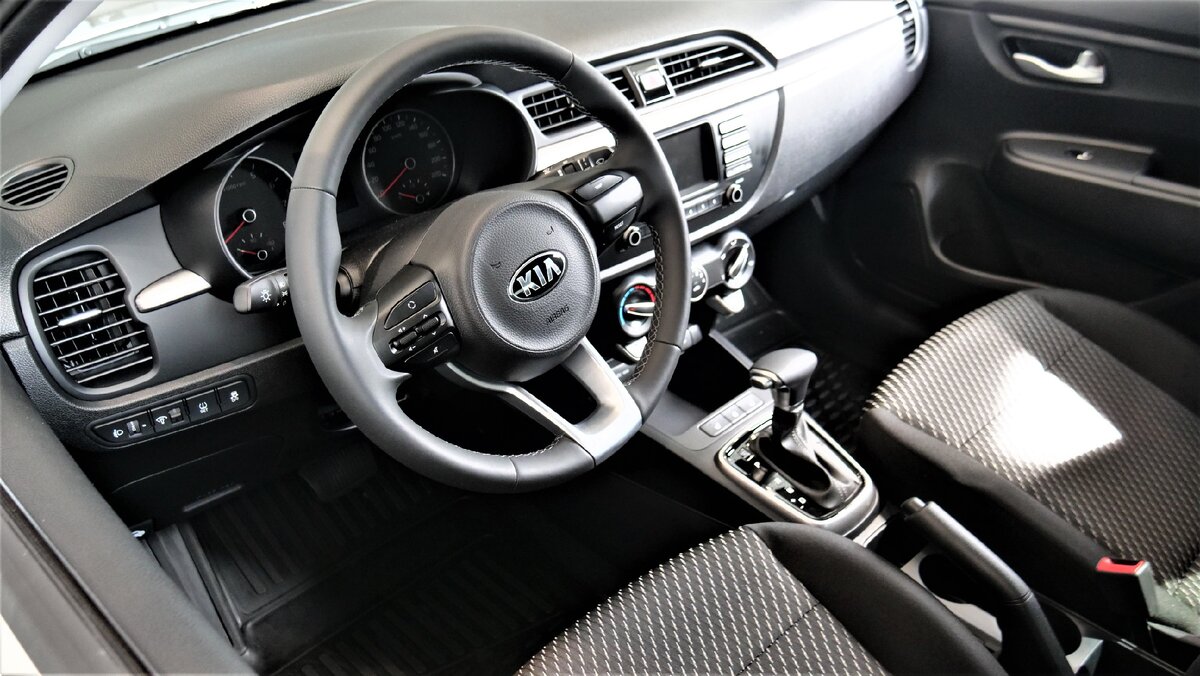 Салон простой но в тоже время очень лаконичен.