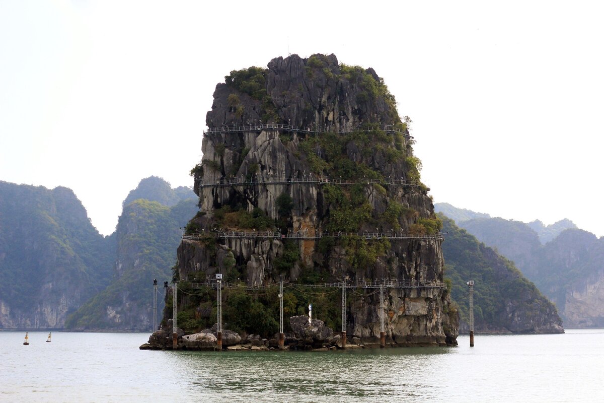 Четырех тысячах островов. 1000 Островов Вьетнам. Бухта тысячи островов Вьетнам. Горы острова Вьетнам. Место во Вьетнаме где много островов.