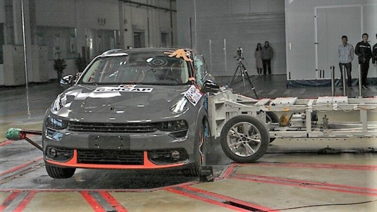 На фото: краш-тест кроссовера Lynk & Co по методике C-NCAP.