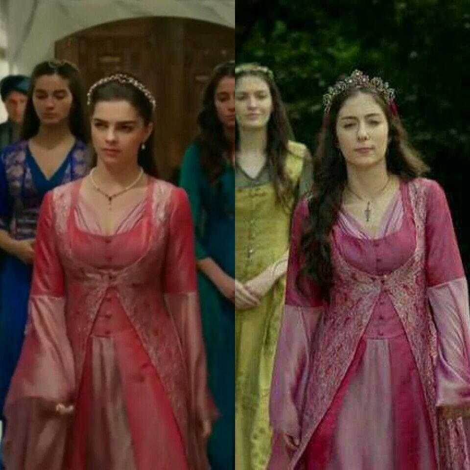 Одинаковые платья у Михримах и Хюмашах