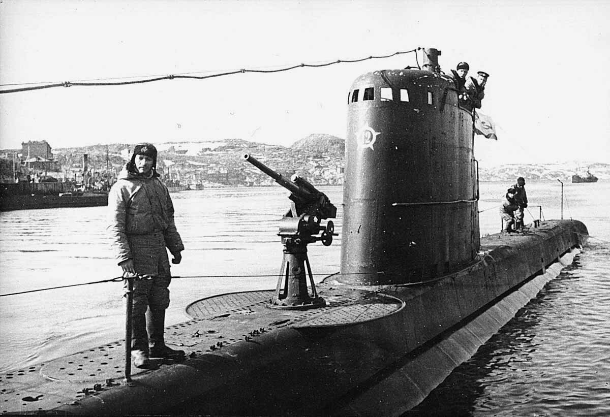 На палубе подводной лодки М-172 ее командир - И.И.Фисанович 