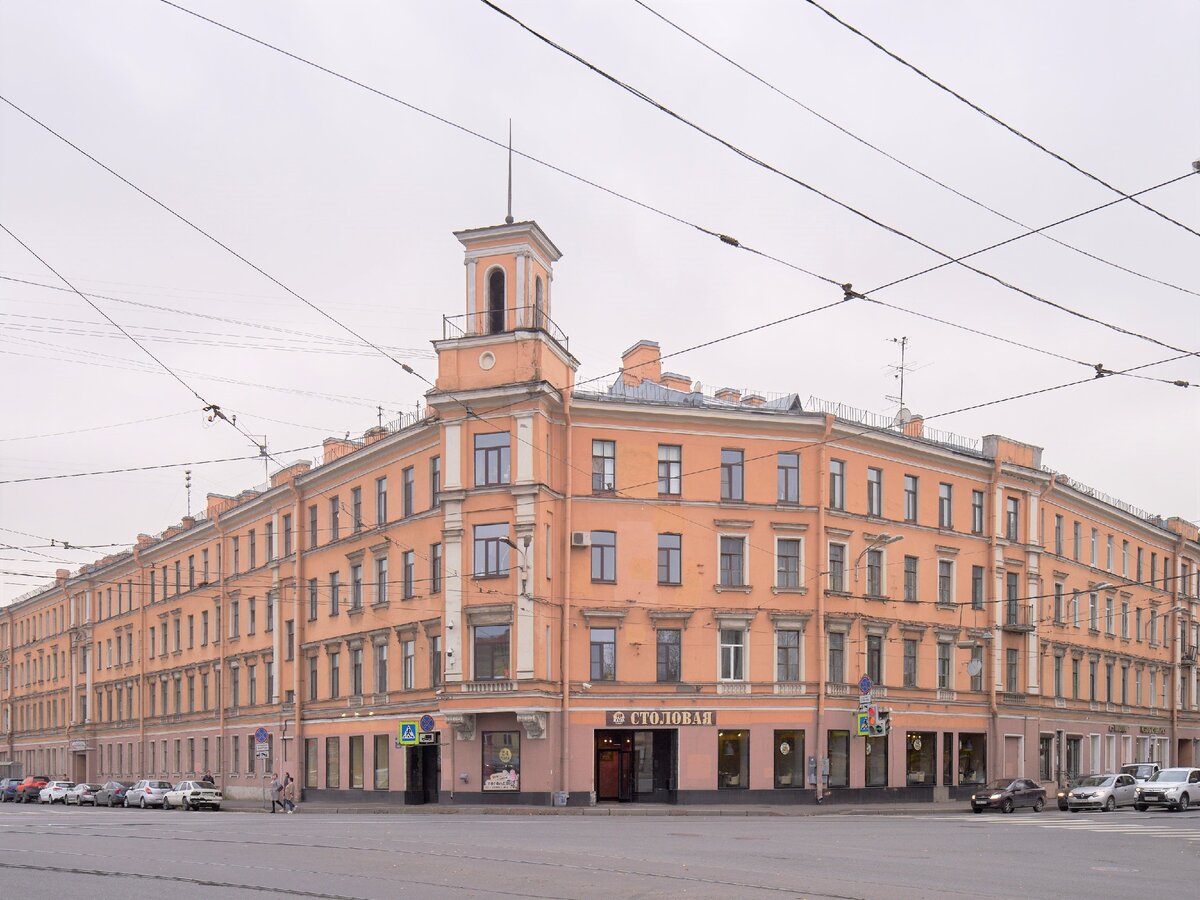 Когда дом строился, проспект, на котором он находился, назывался Петергофским (1798-1922 годы), потом его переименовали в проспект Юных Пролетариев (1922-1933), потом — в проспект Газа (1933-1991), а теперь он Старо-Петергофский (с 1991-го).