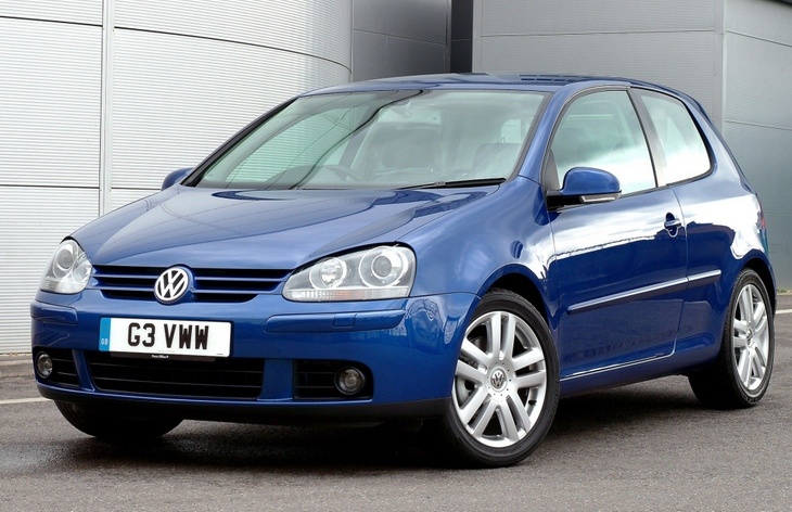 В 2003 году в продажу поступило пятое поколение модели. Автомобиль выпускался с кузовами хэтчбек и универсал, а версию с кузовом седан вновь назвали Jetta. В конце 2004 года был представлен однообъемный хэтчбек Volkswagen Golf Plus, отличающийся иным дизайном. Всего до 2009 года было выпущено 3,3 миллиона автомобилей.