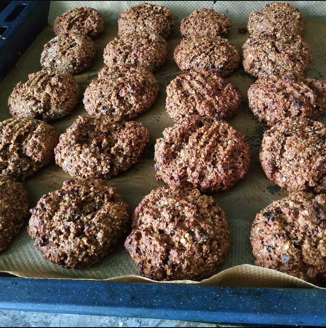 ОВСЯНОЕ ПЕЧЕНЬЕ С ФИНИКАМИ И ГРЕЦКИМИ ОРЕХАМИ

Нам понадобиться :

Овсяное хлопья быстрого приготовления - 250 гр
Растительное масло - 25 мл
Финики - 80 гр 
Сахар - 70 гр
Разрыхлитель - 1 ч л
Вода - 90 мл
Грецкие орехи - 30 гр или любые другие .

У финика удалить косточку , если есть.
 
Тесто я делала в блендере , добавила овсяные хлопья , сахар , разрыхлитель , орехи  и прокрутила 
1 мин , потом добавила тёплую воду , масло и финики ещё раз прокрутила до состоянии каши , ложкой выложить на пергамент в противень и выпекать при 200° 15 мин. Печенье готово.
Остудить его и можно пить чай .
ПРИЯТНОГО АППЕТИТА!!
#рецепт#печенье#овсяное#сфиниками#гецкими#орехами#мягкое#вкусное#футблогер#готовимсВикой#vladimirowna86