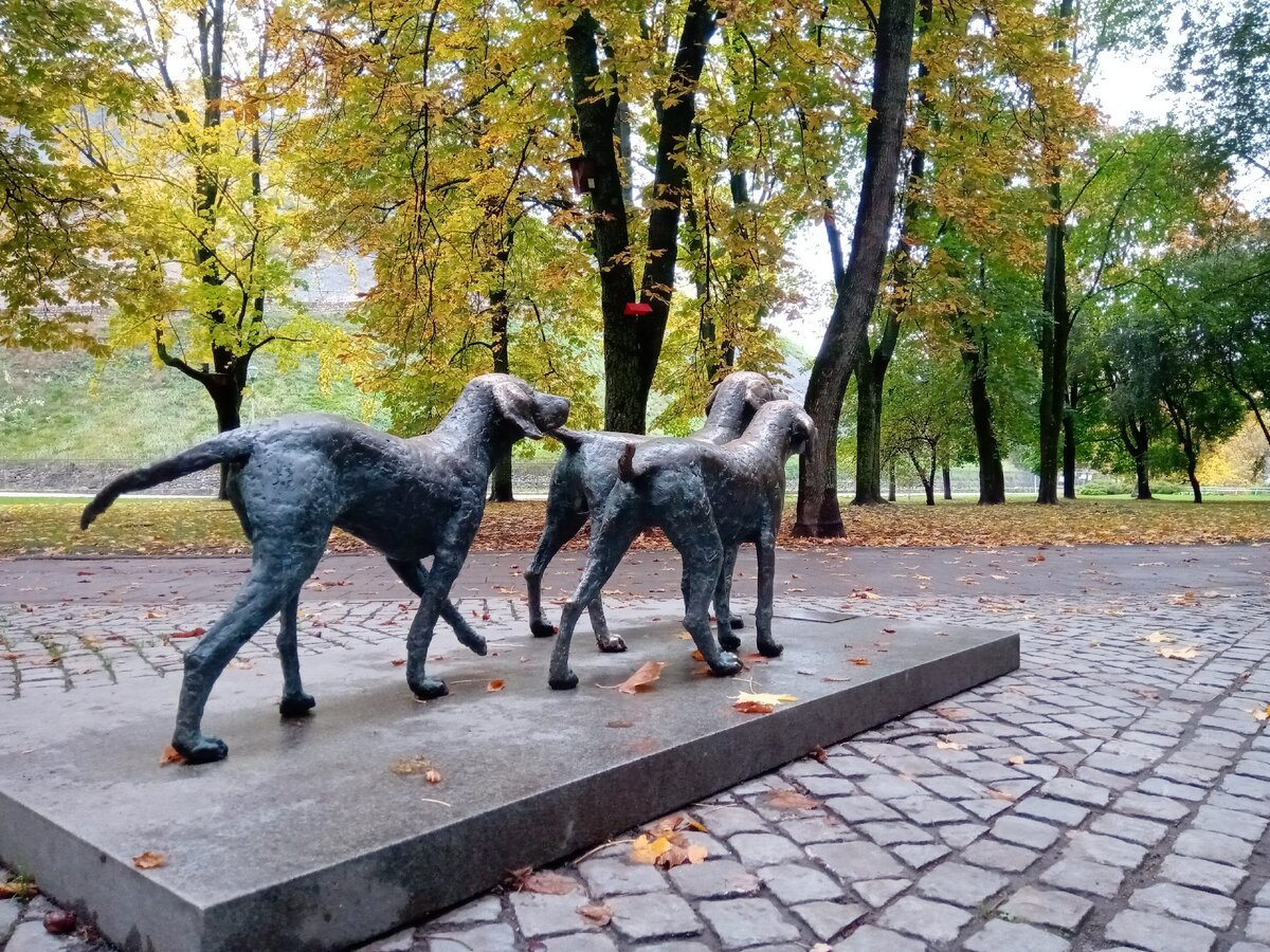 У подножья замковой горы.