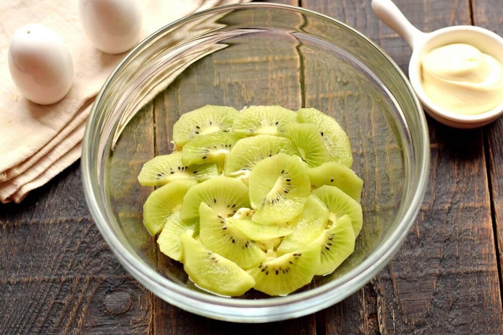 Салат с киви курицей и корейской морковкой. Салат Африка с киви и курицей. Салат с киви и курицей и сыром.