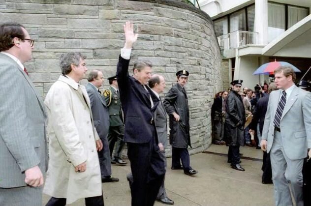 
Проблемы, с которыми сталкивается врач перед президентом Соединенных Штатов, весьма разнообразны и иногда вызывают конфликты. Из-за того, что военные врачи уступают по рангу их главнокомандующему, отношения между пациентом и врачом часто натянуты, врачи конфликтуют между собой из-за нарушения своей клятвы Гиппократа, одновременно удовлетворяя требования своего начальника. Несмотря на честь и престиж, работа в качестве члена медицинского персонала Белого дома часто считается неблагодарной работой с тяжелыми часами.