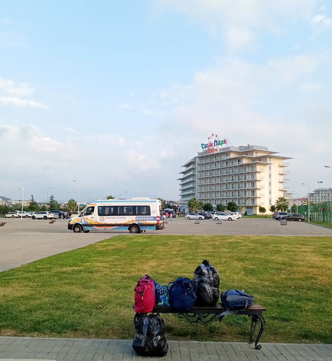 Вот  наш багаж на фоне автобуса. Все вьетнамские сумки/рюкзаки в сборе!