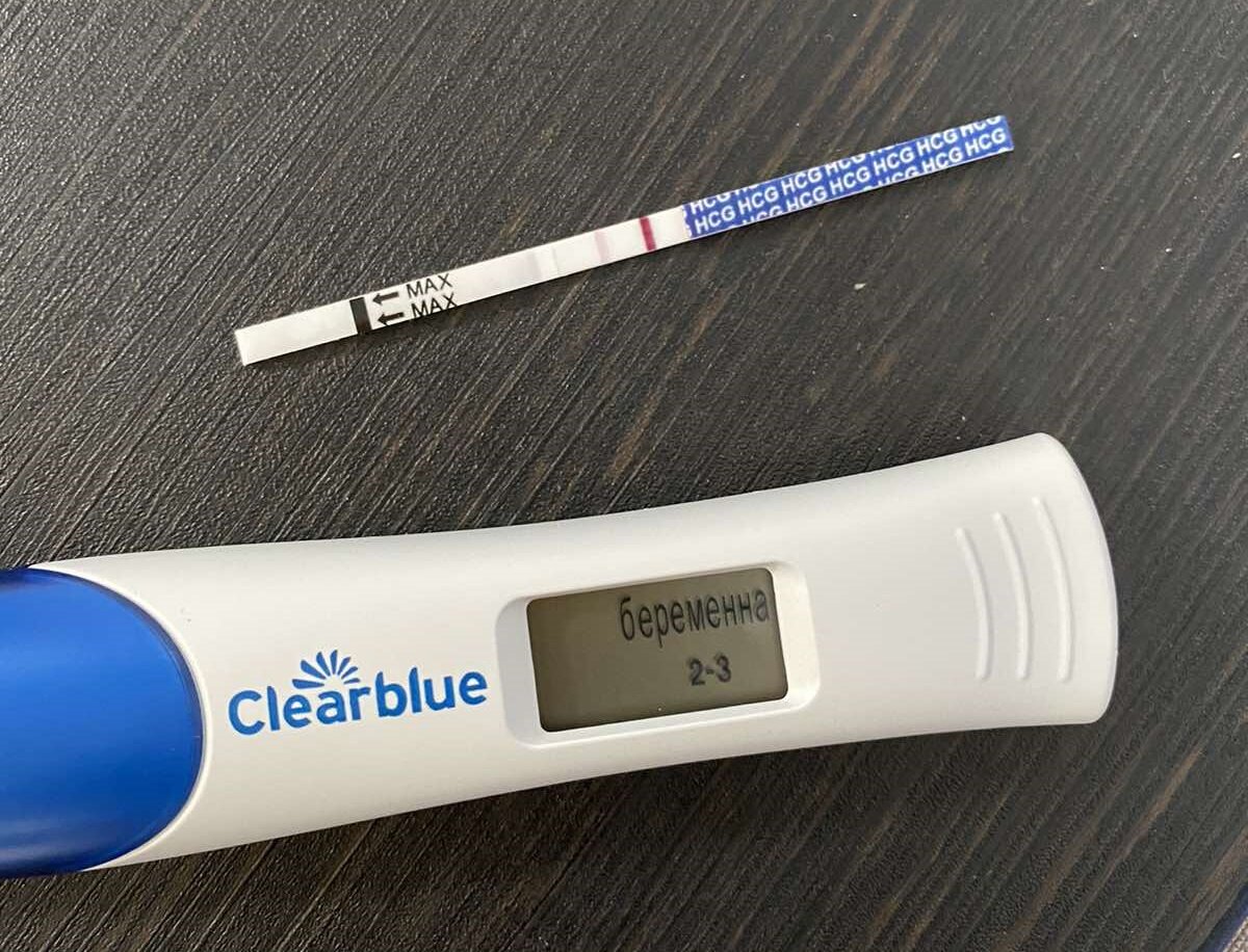 Два теста сделанные в один день. На верхнем едва заметна вторая полоска. Нижний более дорогой и точный электроэрозионный тест показывает срок беременности. 