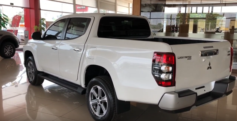 Дизайн задней и боковой левой части кузова с новым оснащением Triton Sport.