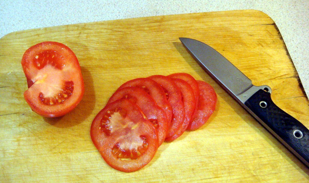 Помидоры нарезать толстыми кружками