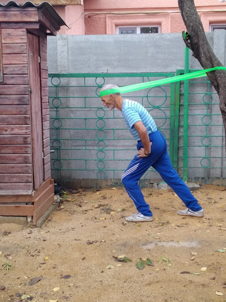 Упражнение на шею с резиновой лентой