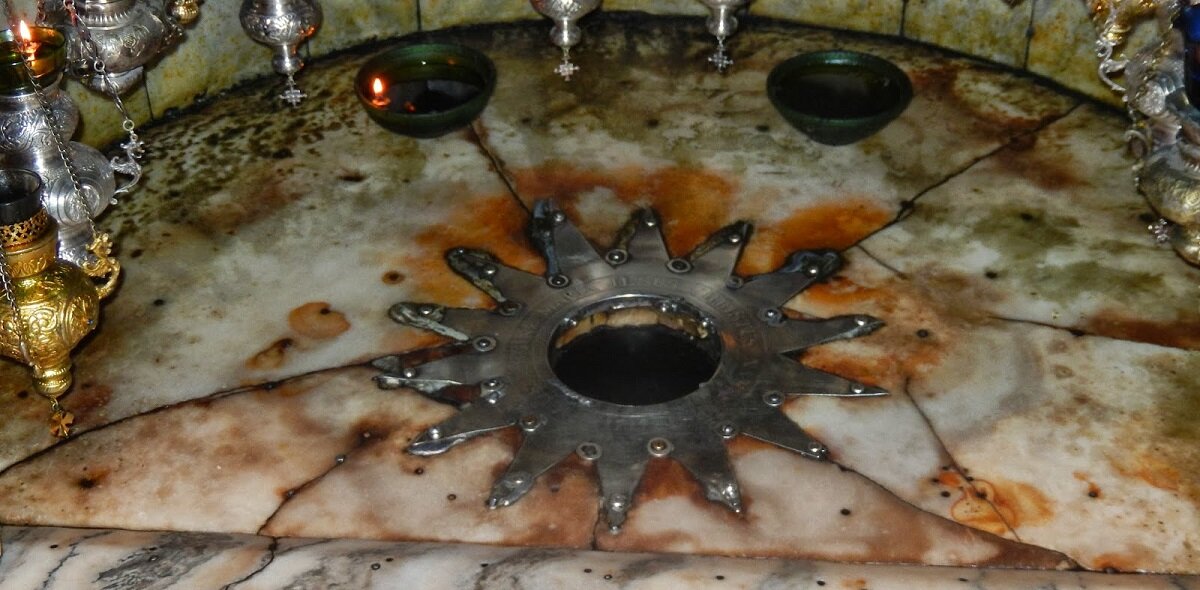 место рождения Иисуса в Вифлееме отмеченное серебряной звездой