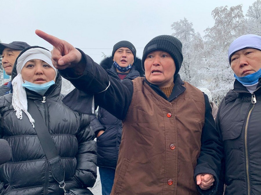 В Алматы прошла акция памяти по Жанболату Агадилу. Власти не стали препятствовать собравшимся, но все же себя проявили как могли.-2