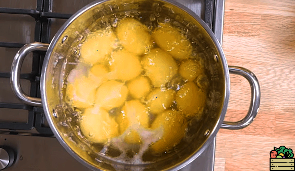 Картошку варить в холодной или горячей воде. Картофельный отвар. Что можно приготовить из картофельного отвара. Руки в отваре картошки. В чем применяют картошку.