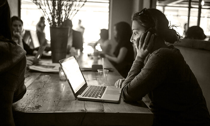 Ребенок в маленьком возрасте интересуется у родителей о сигаретах. Постарайтесь донести до крохи, что это вредная вещь. Информацию нужно объяснить так, чтобы он понял в силу своего возраста.