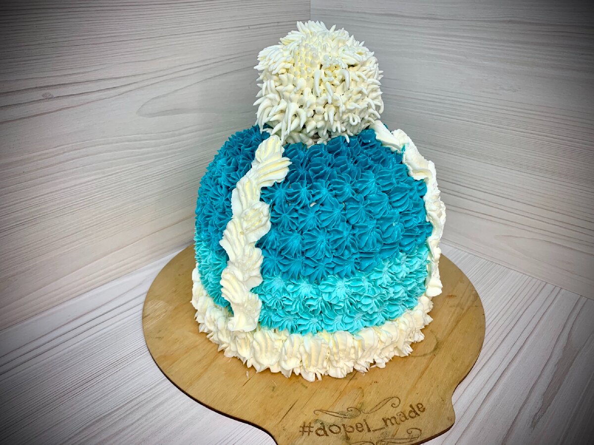 Вот такой тортик у меня получился для нас))) Отметили первые зимние выходные))) На подложку не смотрите, она рабочая)))