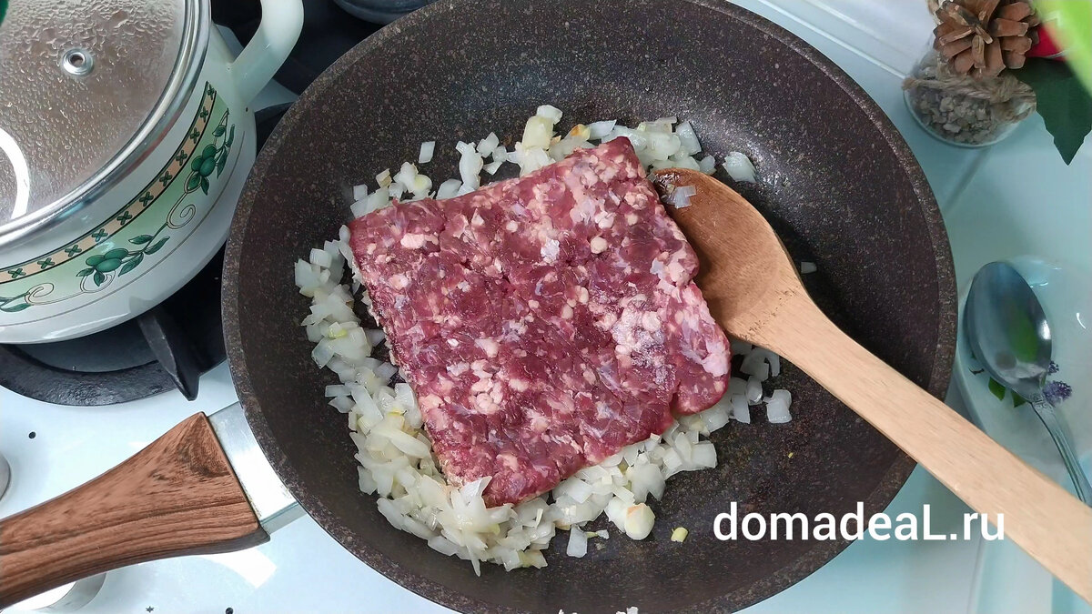 Лук и чеснок обжарить, добавить фарш. Листаем вправо --->